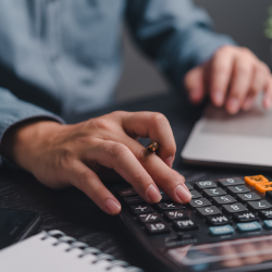 A empresa está inativa há muito tempo Se o negócio não tem mais operação real e não há previsão de retomada, o encerramento evita multas, dívidas e complicações com o Fisco. Alto custo para manter sem retorno Escrituração contábil, declarações, taxas municipais e anuais: tudo isso pesa no bolso. Encerrar é uma forma de cortar prejuízos. Mudança definitiva de ramo Se você encerrou um ciclo e está em um setor completamente diferente, pode ser mais saudável fechar uma empresa e iniciar outra do zero. Conflitos societários Em situações jurídicas complicadas entre sócios, o encerramento formal pode ser a solução mais eficiente.