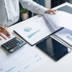 O que é escrituração contábil? Escrituração contábil é o registro sistemático de todas as movimentações financeiras e patrimoniais de uma empresa. Ela funciona como o histórico oficial da saúde financeira do negócio — essencial para análises, tomada de decisões e cumprimento das obrigações fiscais.